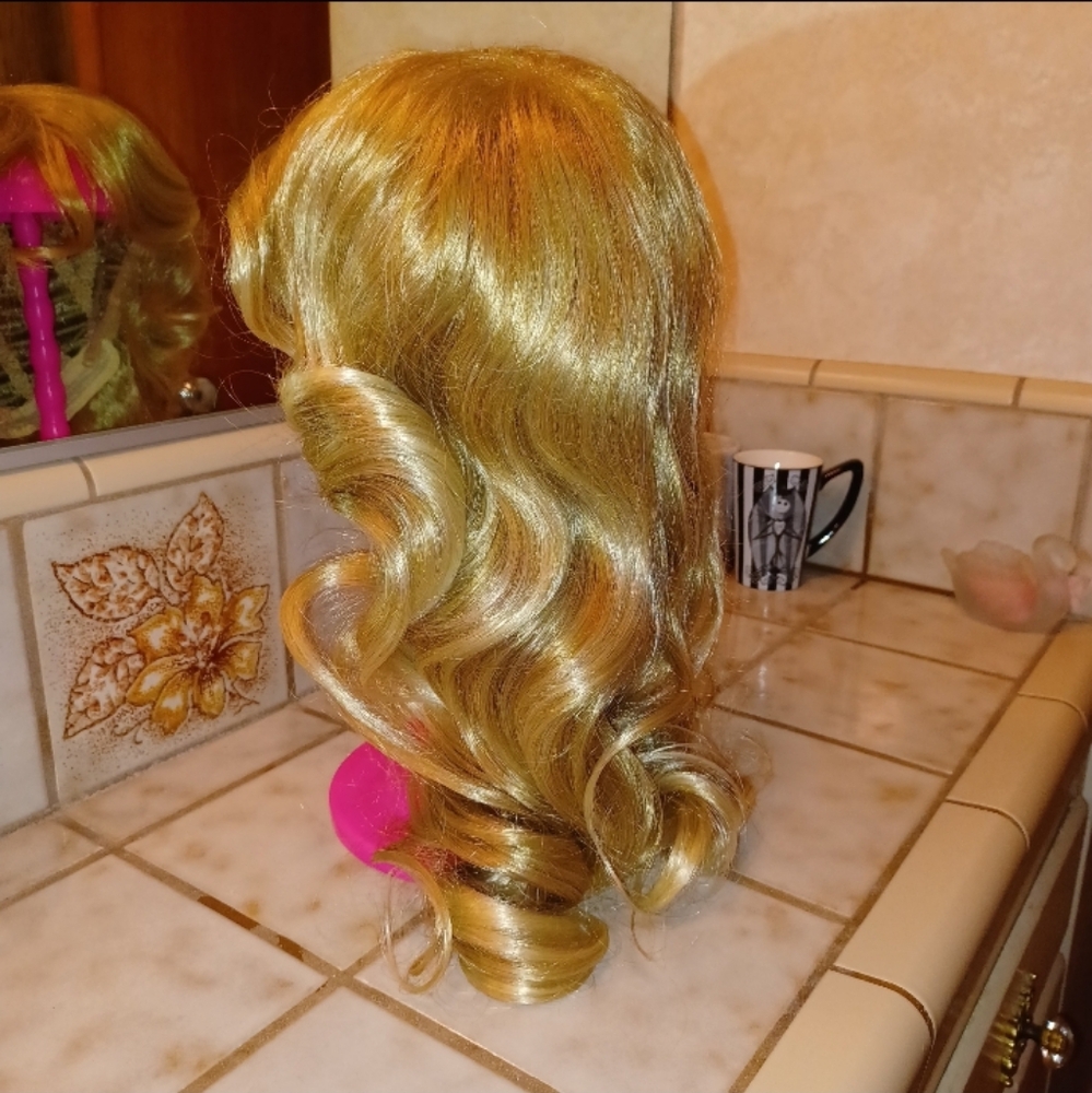 Farah Faucet Style Wig Blonde for Fun Fashion or halloween costume dress up - Picture 9 of 9